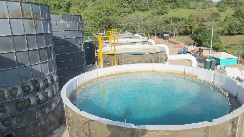Constantes monitoreos de la calidad del agua a través de la toma de muestras del líquido, avanza sin contratiempos el suministro de 200 litros por segundo de agua filtrada y desinfectada en Yopal.